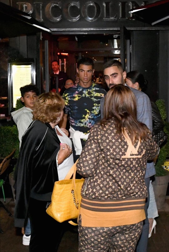 Thú vui bình dân của Ronaldo cùng gia đình tại Manchester - Bóng Đá