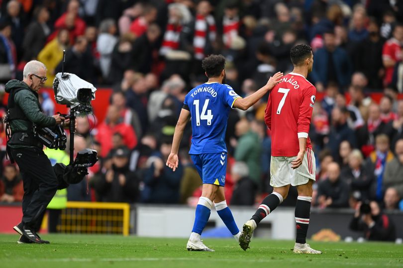 Ronaldo tiến thẳng vào đường hầm sau trận.