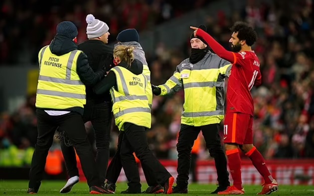 Mohamed Salah is left fuming after a pitch invader tries to get a selfie with him  - Bóng Đá