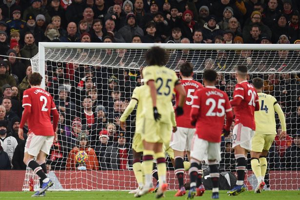 David de Gea slammed for staying down before controversial Arsenal goal vs Man Utd - Bóng Đá