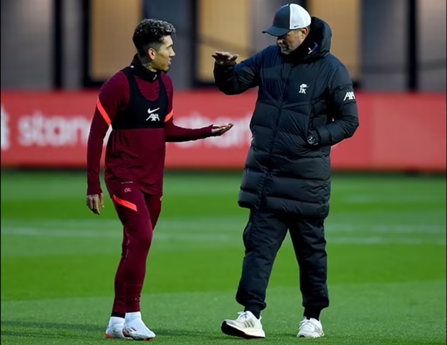Virgil van Dijk is overcome with emotion as Roberto Firmino returns to Liverpool training - Bóng Đá