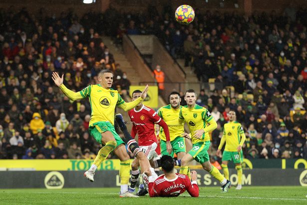 Dean Smith accuses Manchester United players of refereeing win vs Norwich - Bóng Đá