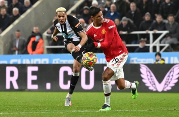 Newcastle shout for Varane Handball - Bóng Đá