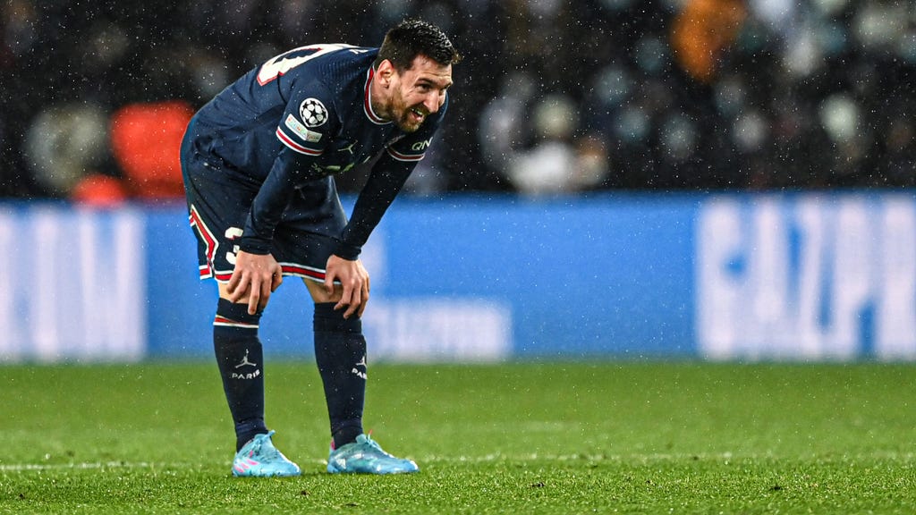 Messi matches record for most missed penalties in Champions League history - Bóng Đá