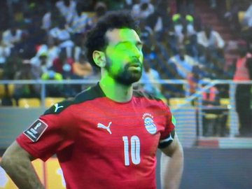 Salah targeted by lasers before Egypt penalty miss as Liverpool star misses out on World Cup spot - Bóng Đá