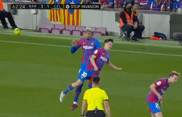 Sao Barca khiến tất cả thót tim vì đổ gục bất tỉnh trên sân - Bóng Đá