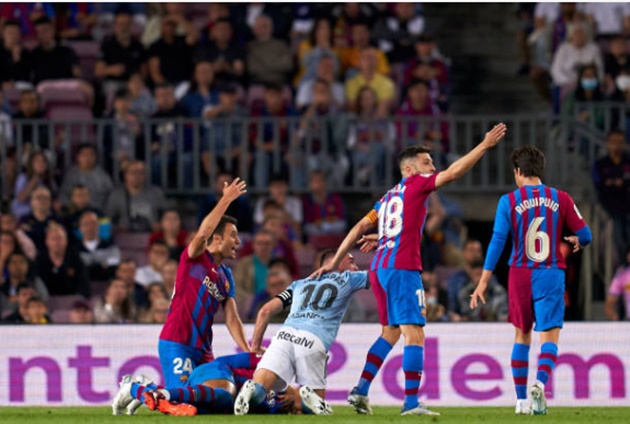 Sao Barca khiến tất cả thót tim vì đổ gục bất tỉnh trên sân - Bóng Đá