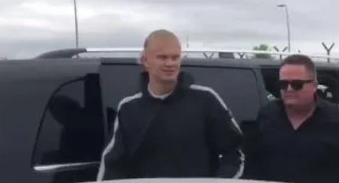 Erling Haaland touches down in Manchester on private jet.. and he’s already copying City boss Guardiola’s fashion sense - Bóng Đá