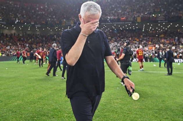 Mourinho lặng lẽ khóc một mình sau khi nhận huy chương - Bóng Đá