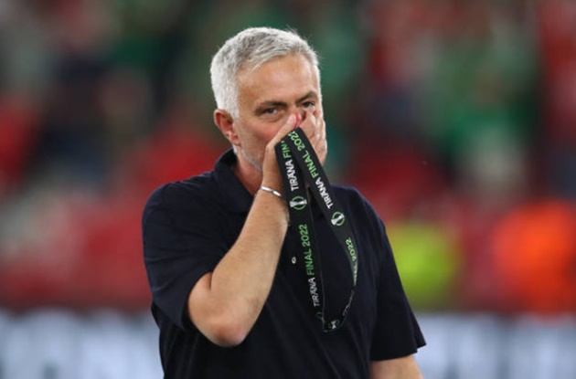 Mourinho lặng lẽ khóc một mình sau khi nhận huy chương - Bóng Đá
