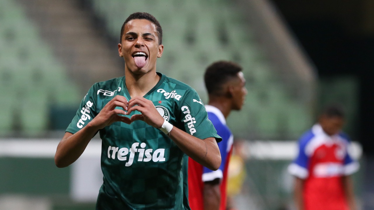 Ajax are planning to sign Palmeiras wonderkid Giovani. - Bóng Đá