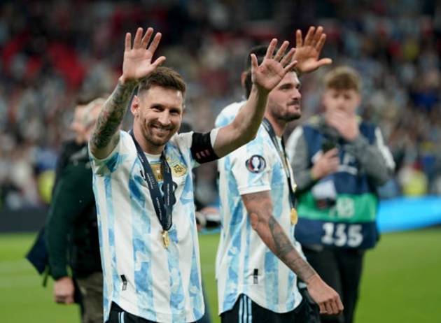 Đồng đội ném Messi lên không trung - Bóng Đá