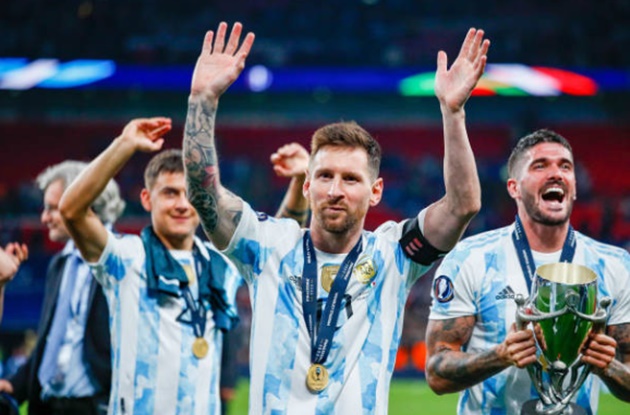 Đồng đội ném Messi lên không trung - Bóng Đá