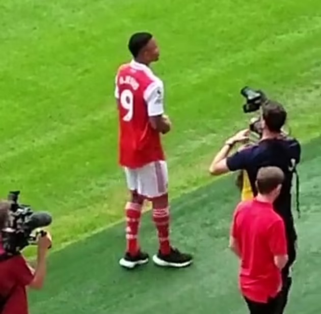 Gabriel Jesus khoác số áo chính thức trên sân Emirates - Bóng Đá