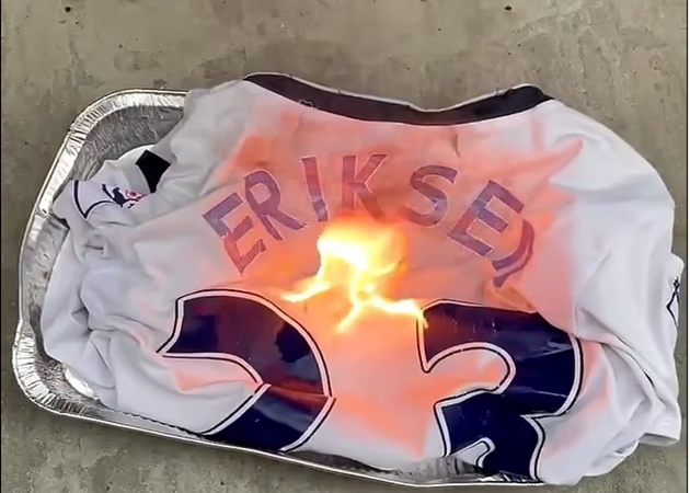 Fan Tottenham đốt áo Eriksen - Bóng Đá
