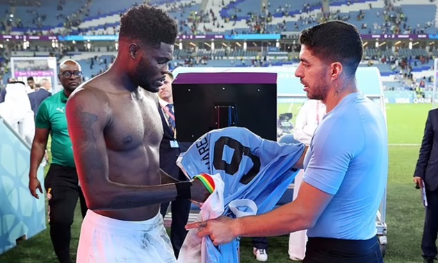 Ghana fans slam Arsenal star Thomas Partey as a 'TRAITOR' for swapping his shirt with their arch-enemy Luis Suarez - Bóng Đá