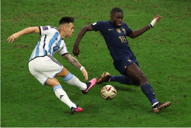 Hai cơ hội liên tiếp bị bỏ lỡ trước mũi giày của Lautaro Martinez.