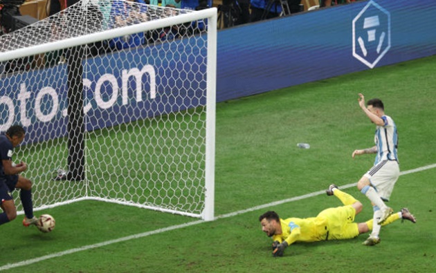 Messi đệm bóng sau cú sút của Lautaro Martinez.