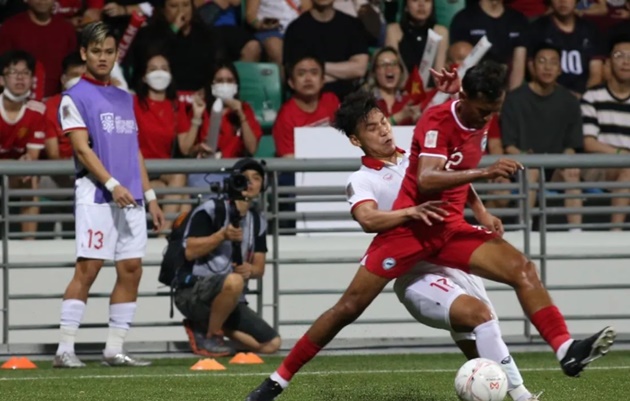 Văn Thanh bị cầu thủ Singapore vung tay vào mặt - Bóng Đá