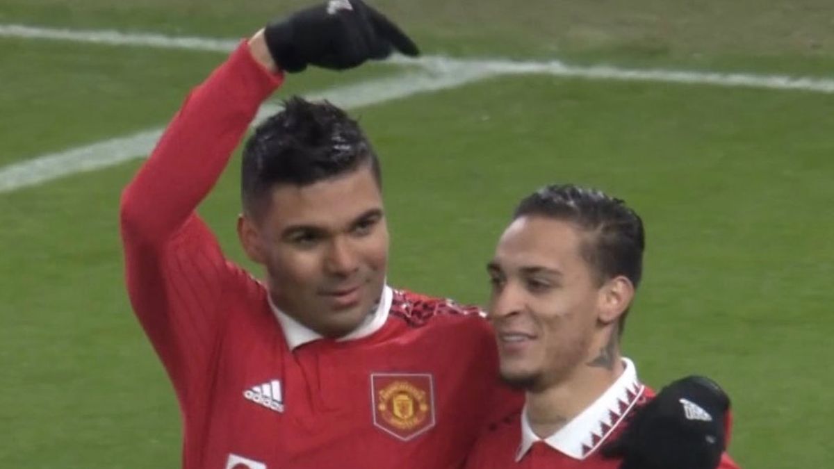Casemiro makes gesture to Man Utd fans after Antony gets constant stick over price tag - Bóng Đá