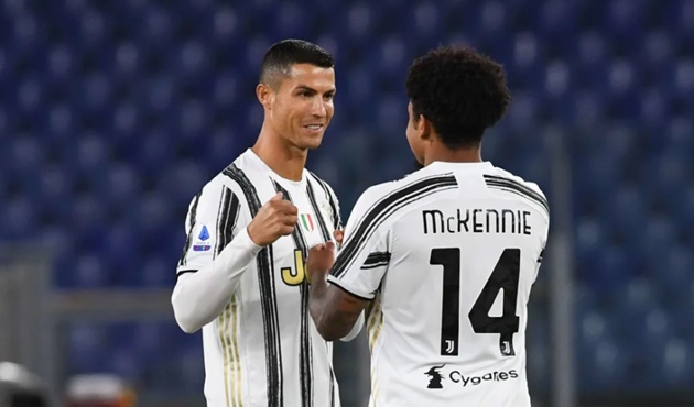 'These feet are worth €1 billion!' - USMNT star McKennie tells hilarious story about life at Juventus with Ronaldo - Bóng Đá