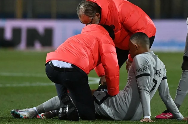 PSG left sweating as Mbappe limps away from victory over Montpellier after injuring knee - Bóng Đá
