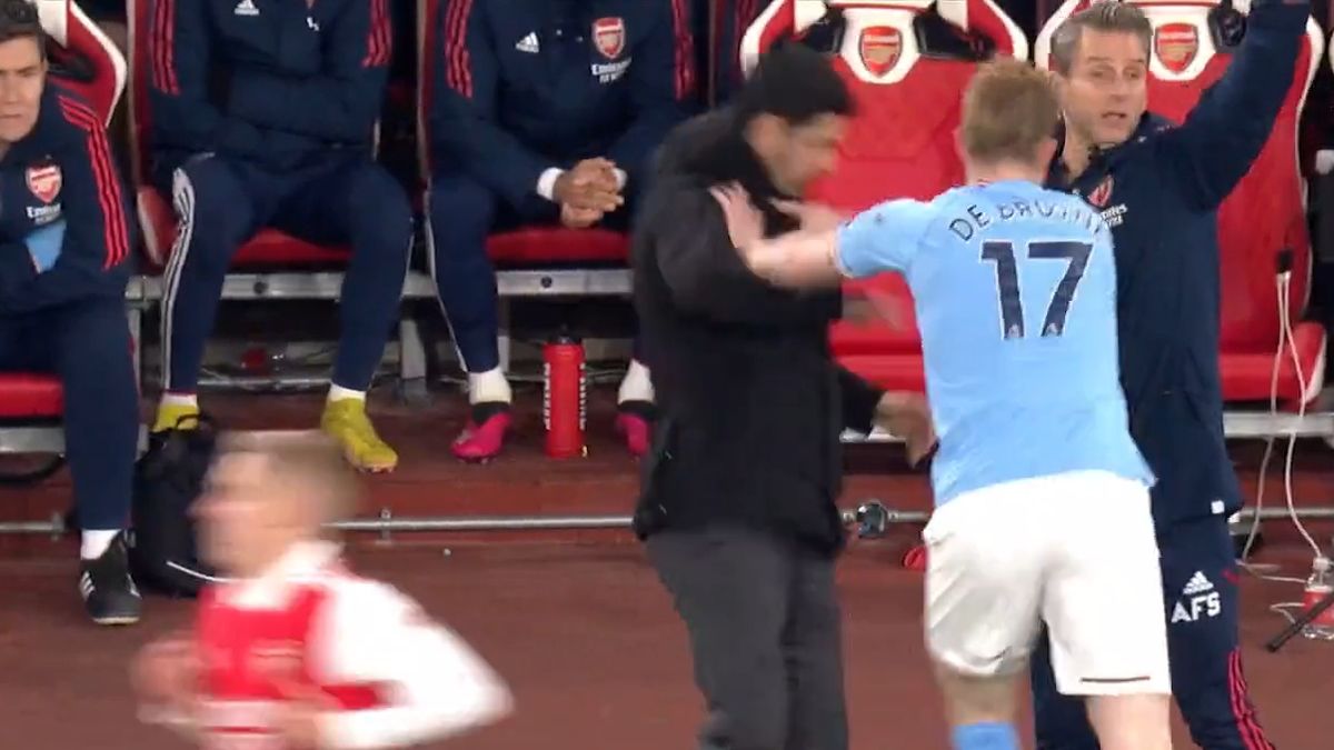 Furious Kevin de Bruyne shoves Arsenal boss Mikel Arteta during touchline fracas - Bóng Đá
