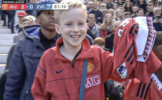 Marcus Rashford left the pitch with an injury for Manchester United but still took the time to give this young fan his kit. - Bóng Đá