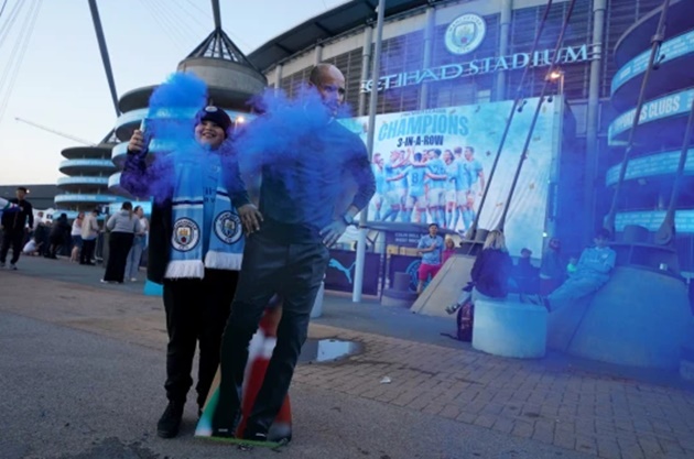 Manchester City fan mocks Arsenal during Premier League title celebrations outside Etihad Stadium - Bóng Đá