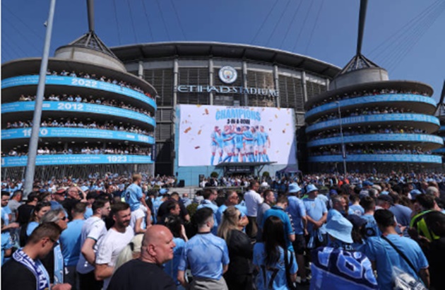 Manchester City fan mocks Arsenal during Premier League title celebrations outside Etihad Stadium - Bóng Đá