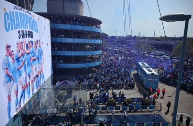 Manchester City fan mocks Arsenal during Premier League title celebrations outside Etihad Stadium - Bóng Đá