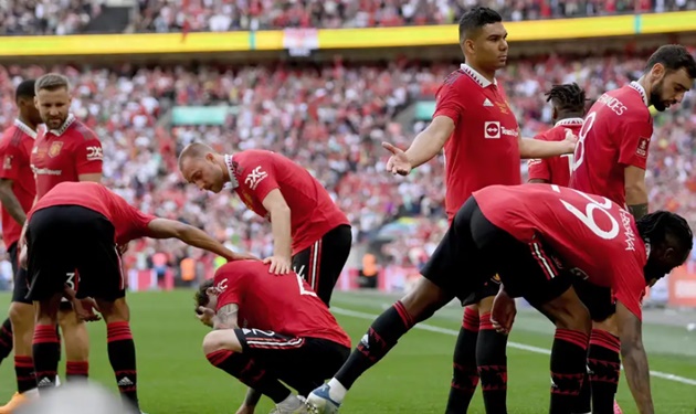 Victor Lindelof hit by object thrown from crowd as Manchester United celebrate equaliser against Manchester City in FA Cup final - Bóng Đá