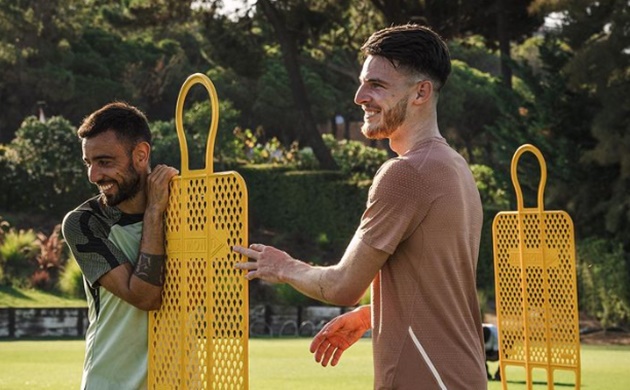 Man Utd star Bruno Fernandes sends message to Declan Rice ahead of Arsenal transfer - Bóng Đá