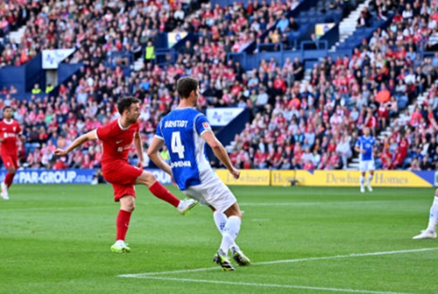 Chỉ 3 phút sau đó, Diogo Jota đã giúp The Kop nhân đôi cách biệt, sau tình huống Salah pressing thành công hàng thủ đối phương trước khi tung ra đường chuyền dọn cỗ để Jota dễ dàng lập công.