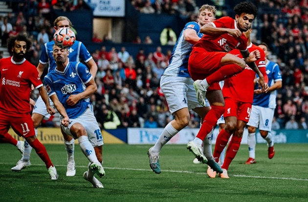 Trong những phút tiếp theo, đại diện Premier League vẫn duy trì sức ép đều đặn nhưng họ không thể kiếm thêm bàn thắng.