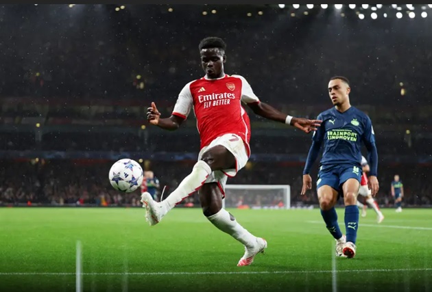 USMNT's Sergino Dest run ragged by Bukayo Saka as Arsenal blow out PSV in Champions League opener - Bóng Đá