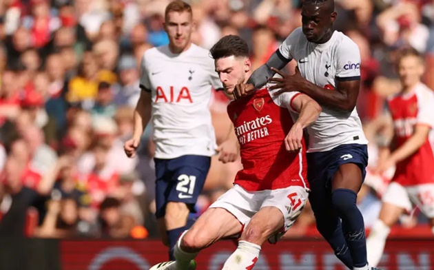 Major Arsenal blow! Declan Rice substituted at half-time of north London derby against Spurs and reappears with bandaged calf on bench - Bóng Đá
