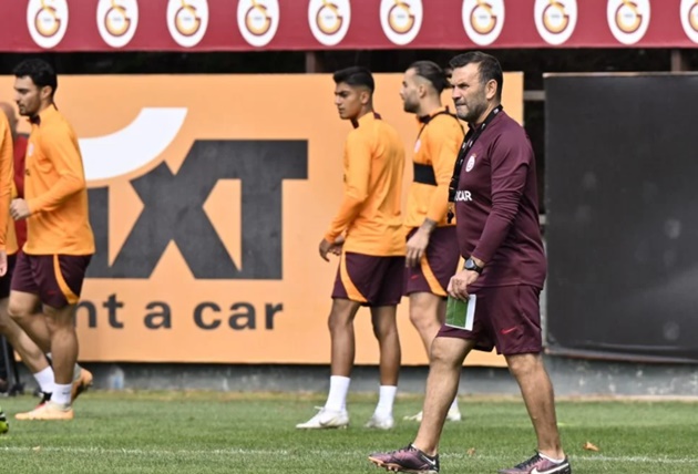 Suspicious Galatasaray manager explains why he refuses to hold Old Trafford training session - Bóng Đá
