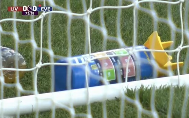 Jordan Pickford checks his secret water bottle cheat sheet before Salah's penalty but the Everton goalkeeper is sent the wrong way from the spot - Bóng Đá