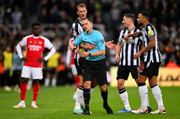 Dan Burn ruled out for months with spine injury he picked up during Arsenal win - Bóng Đá