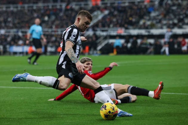 Ngôi sao người Anh đóng góp ở cả khâu tấn công lẫn phòng ngự.