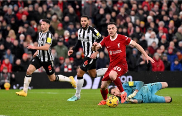 “[Expletive] embarrassing” – Alan Shearer left furious with Liverpool player after what he did against Newcastle - Bóng Đá