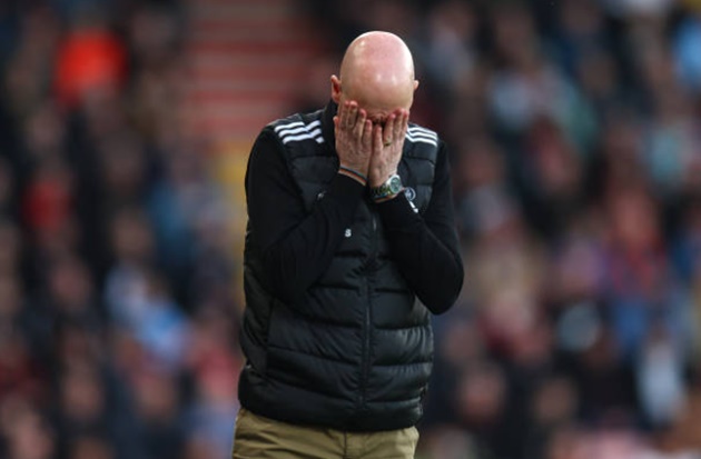 Erik ten Hag refuses to answer question and walks out of Man Utd press conference - Bóng Đá