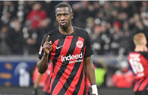 William Pacho Arsenal and Liverpool are still interested in Pacho and inquired about him. Eintracht Frankfurt is aware - Bóng Đá