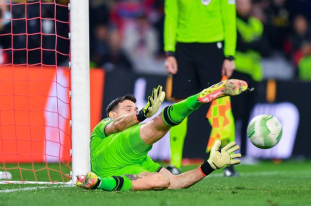 Martinez bật mode World Cup, Villa thắng luân lưu nghẹt thở - Bóng Đá