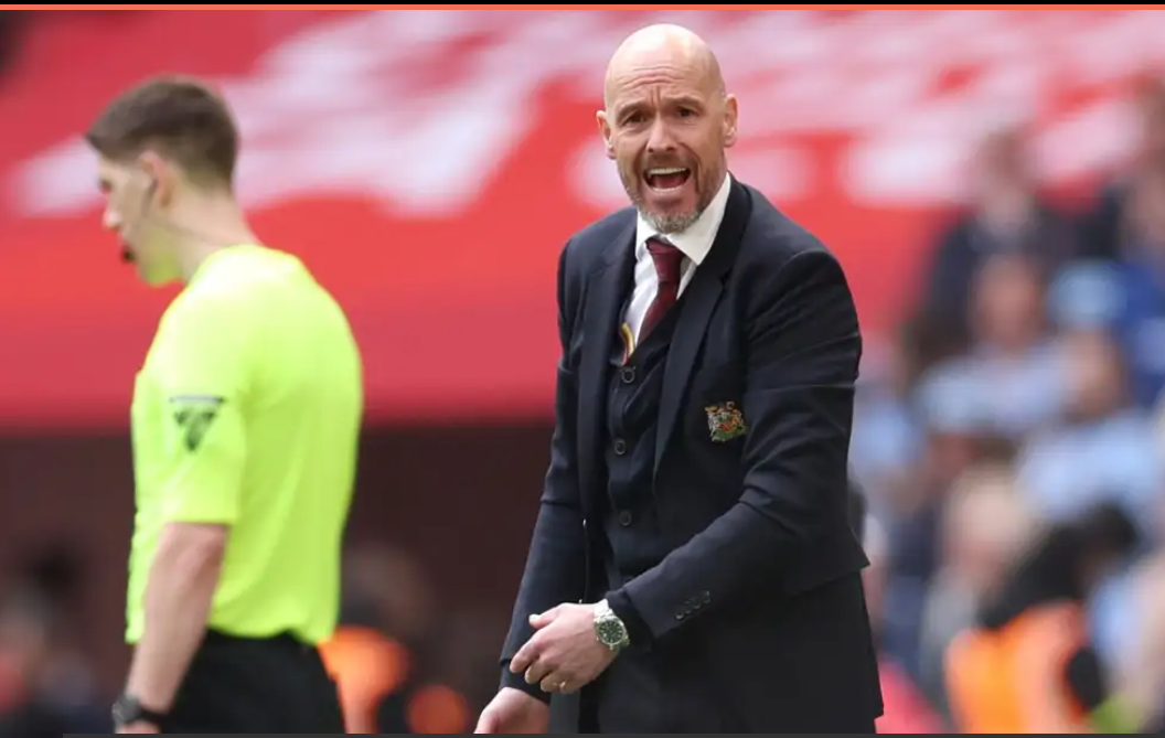 Erik ten Hag hits back after Man Utd boos and says it was 'right decision' to take off Kobbie Mainoo and Hojlund against Burnley - Bóng Đá