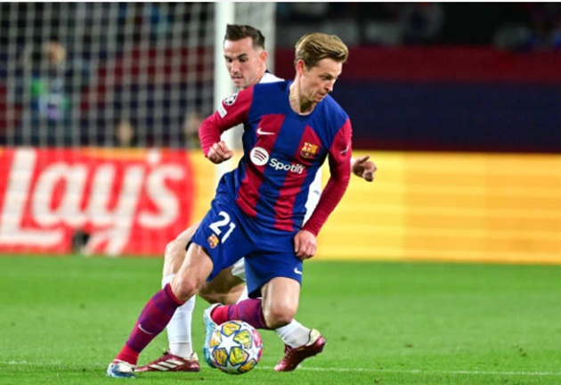 De Jong được Barca nhắm đến.