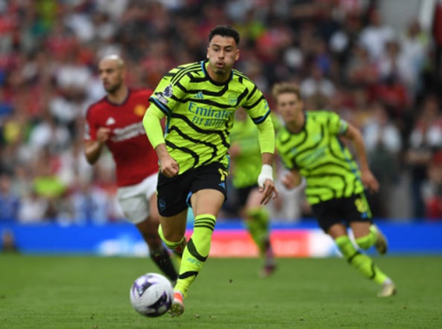 Martinelli bị Trossard lu mờ.