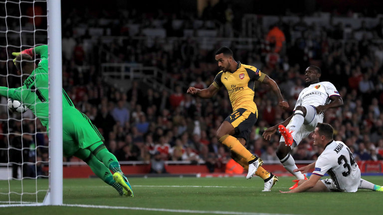 theo-walcott-arsenal-basel-champions-league-goal_3796185