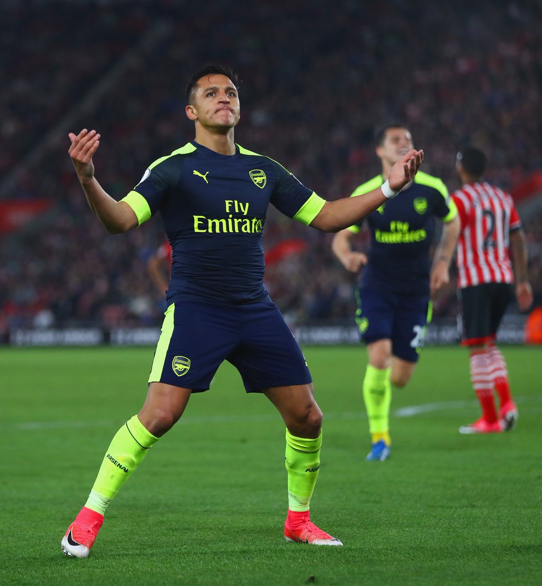 Arsenal nuôi hy vọng top 4: Thiên tài Sanchez - Bóng Đá